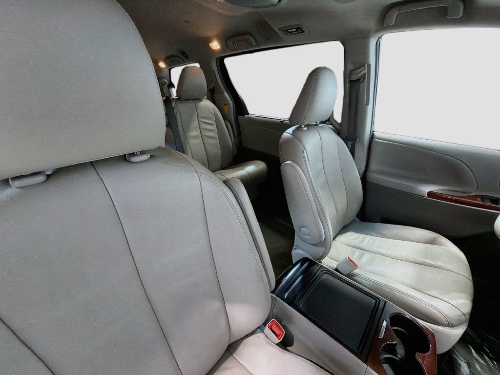 2014 Toyota Sienna XLE 8 Passenger