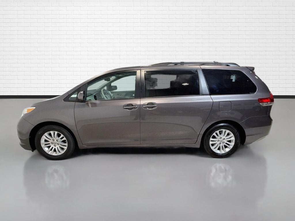 2014 Toyota Sienna XLE 8 Passenger