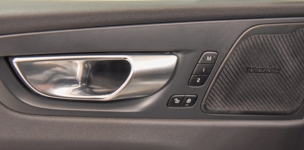 2022 Volvo XC60 B5 Momentum