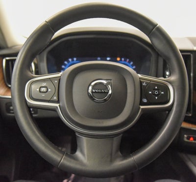 2022 Volvo XC60 B5 Momentum