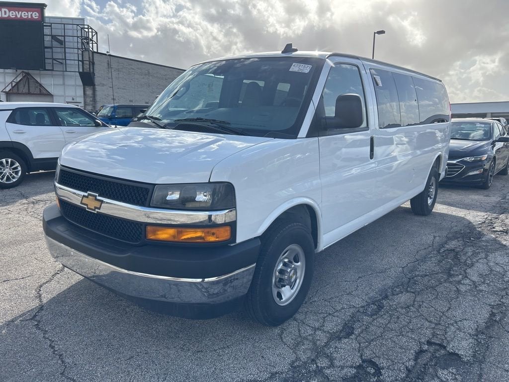2025 Chevrolet Express Passenger 1LT