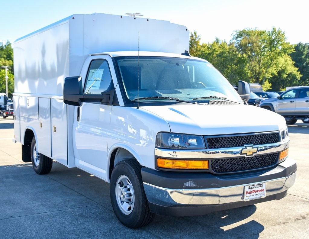 2025 Chevrolet Express Cutaway 3500 1WT