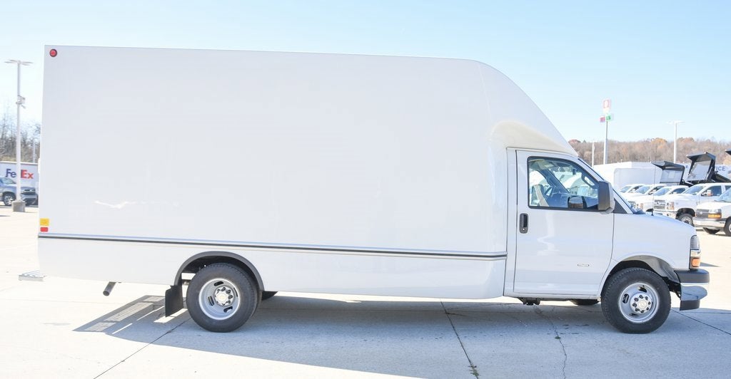2025 Chevrolet Express Cutaway 3500 1WT