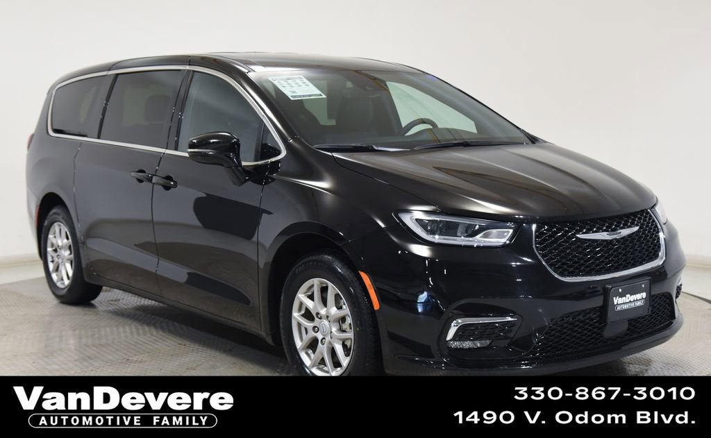 2025 Chrysler Pacifica Select
