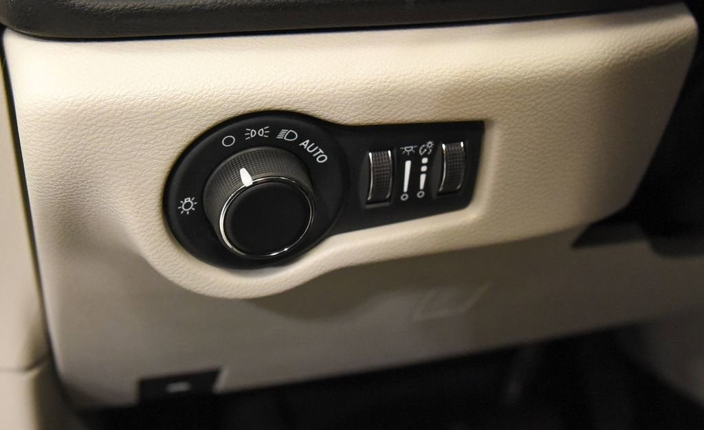 2024 Chrysler Voyager LX