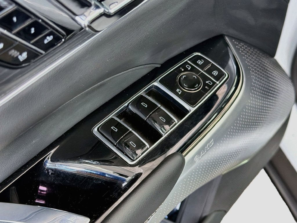 2025 Cadillac LYRIQ Luxury 3