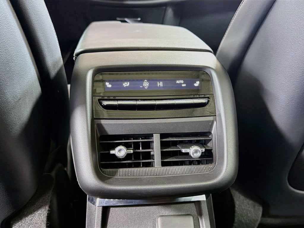 2025 Cadillac LYRIQ Luxury 3