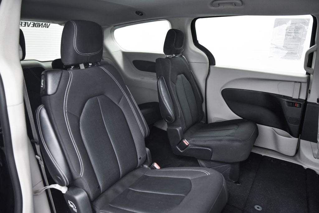 2022 Chrysler Voyager LX