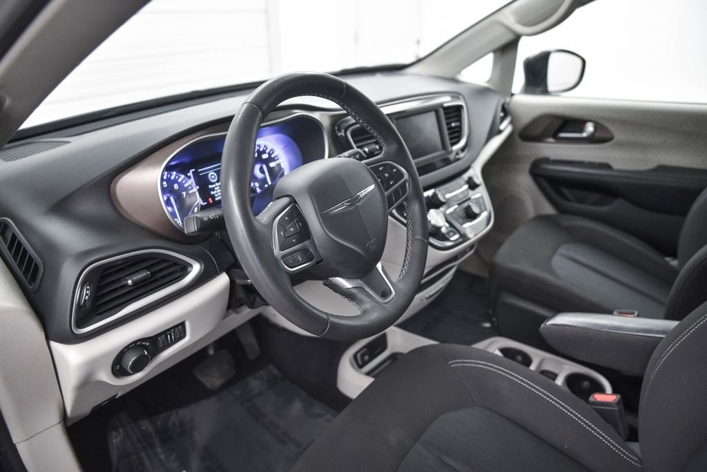 2022 Chrysler Voyager LX