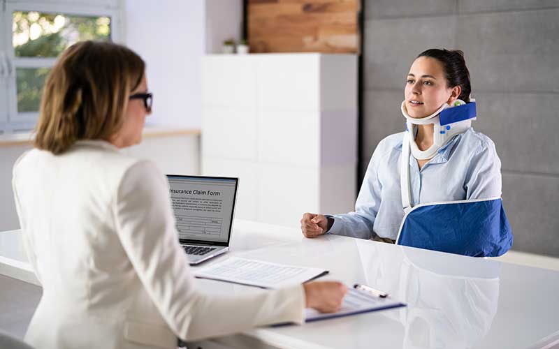 girl with neck injury consulting with doctor